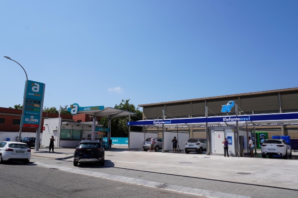 EXPANSIÓN ELEFANTE AZUL   Elefante Azul refuerza su presencia en Cataluña con la apertura de un nuevo centro de lavado en El Prat de Llobregat